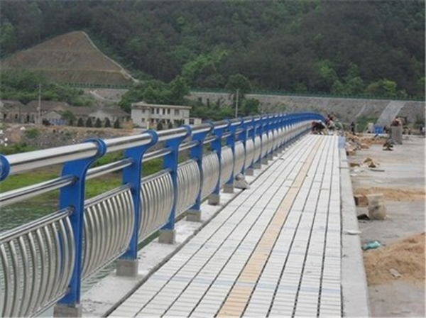 楚雄不锈钢桥梁护栏的特性及其在现代建筑中的应用