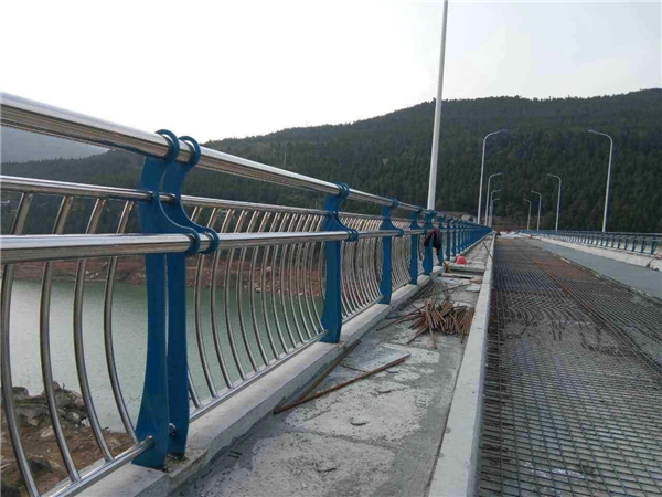 楚雄不锈钢桥梁护栏防腐措施的重要性及实施策略